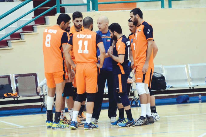 المدرب الكسندر سنجيج يوجه اللاعبين امام القادسية﻿