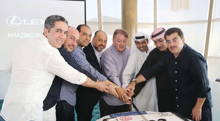 تقطيع كيكة الاحتفال