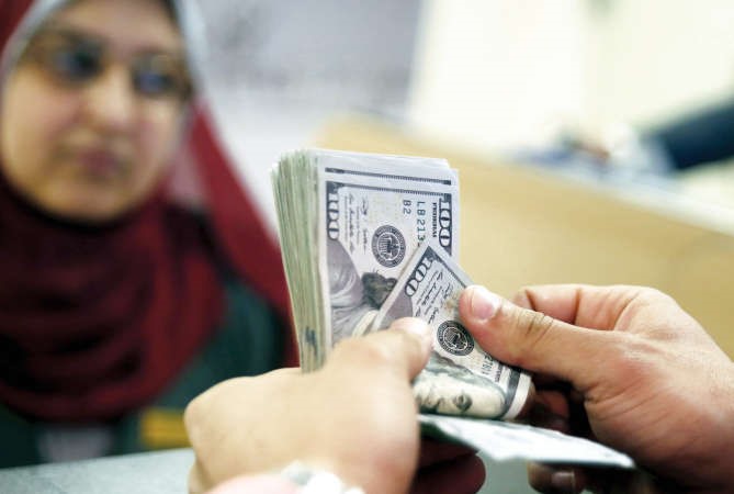 قراراتالمركزي الاخيرة ساهمت في تراجع سعر الدولار باسواق الصرافة رويترز