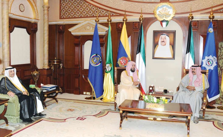 سمو ولي العهد الشيخ نواف الاحمد مستقبلا المستشار الخاص لخادم الحرمين الشيخ دسعد الشثري بحضور يعقوب الصانع