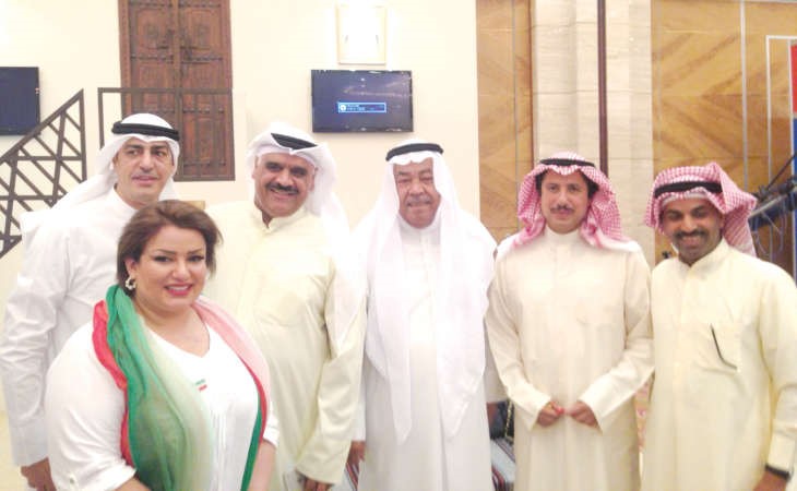 الشيخ عزام الصباح مع عدد من الشخصيات العامة والاعلامية الخليجية خلال افتتاح سوق مهرجان الخليج للاذاعة والتلفزيون