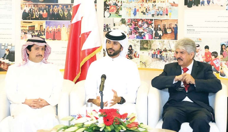 السفير الشيخ عزام الصباح خلال زيارته الى المؤسسة الخيرية الملكية في البحرين ﻿