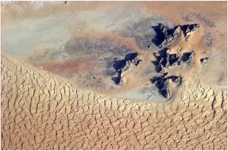 كثبان رملية في النفود الكبير شمال غربي حائل، بجانب جبال الحبران كتب هادفيلد باعجاب اكثر انواع الجمال الصارخ عظيم
