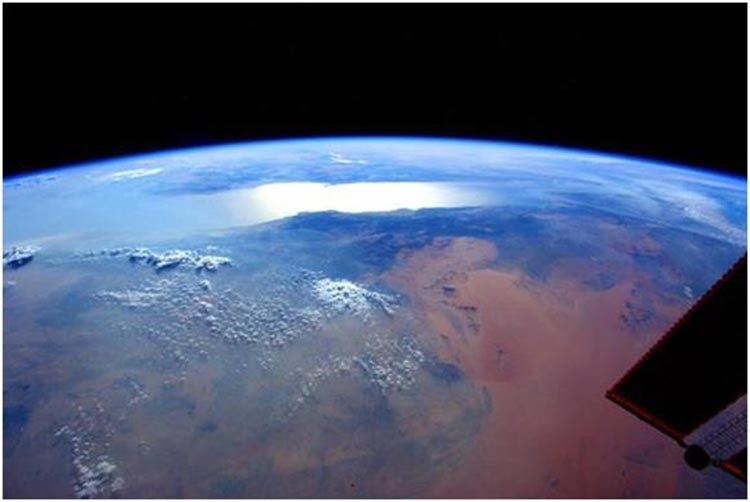 صورة ظاهرية للارض من جهة منطقة حائل والمدينة المنورة والبحر الاحمر، وعلى الامتداد تظهر اجزاء من مصر
