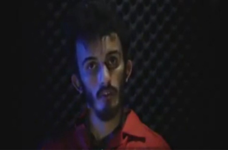 بالفيديو.. داعش يعدم جنديين جاثيين على ركبتيهما عند الشاطئ رمياً بالرصاص