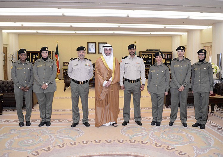 الرئيس الغانم متوسطا اللواء خالد الوقيت والملازم بدر المطوع والحرس النسائي لمجلس الامة