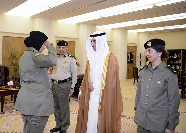 بالفيديو.. حارسات المجلس يؤدين التحية للرئيس الغانم 