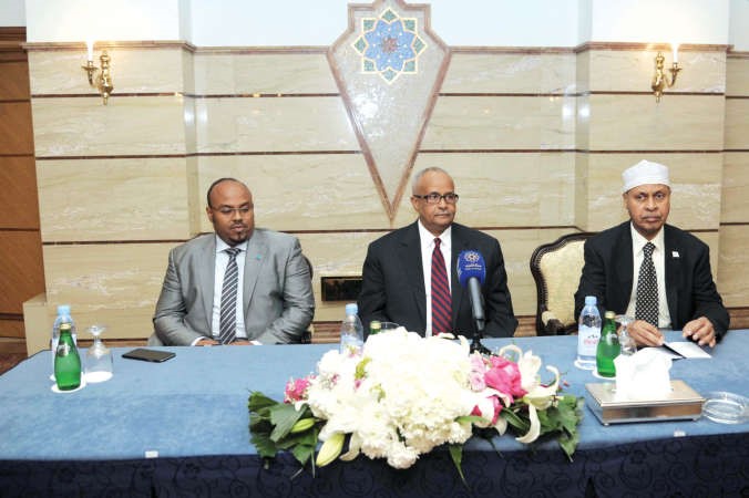 وزير الشؤون الخارجية والاستثمار الصومالي دعبدالسلام هدلية والسفير عبدالقادر امين خلال المؤتمر الصحافي 