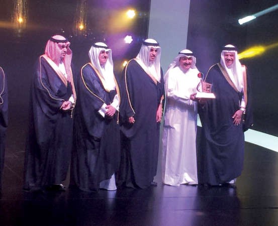 اللاعب المعتزل عبدالعزيز العنبري مكرما