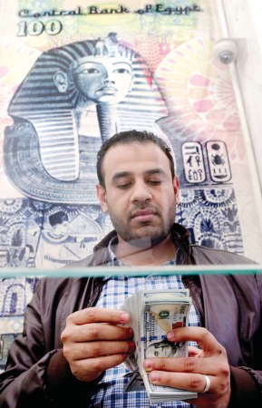 استقرار نسبي في سوق الصرافة في اعقاب قرار المركزي بخفض قيمة الجنية امام الدولار اب