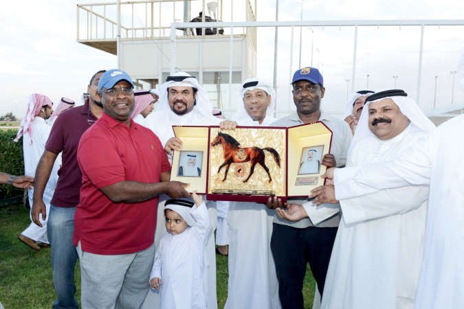 الملا يتسلم جائزة المكرمة الاميرية من الشيخ صباح الفهد