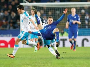 لاعب نيوكاسل شيلفي يعرقل نجم ليستر جيمي فاردي رويترز
