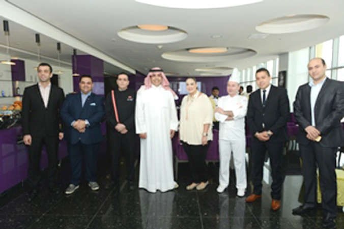 سعد الراشد متوسطا فريق العمل وبعض الحضور