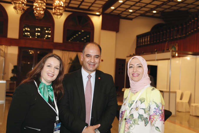 دحسام عفيفي مع مشاركتين في المؤتمر