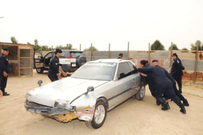 رجال الامن يسحبون احدى المركبات المتهالكة