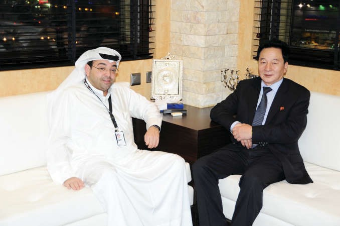 رئيس التحرير الزميل يوسف خالد المرزوق مستقبلا السفير الكوري	 هاني الشمري﻿