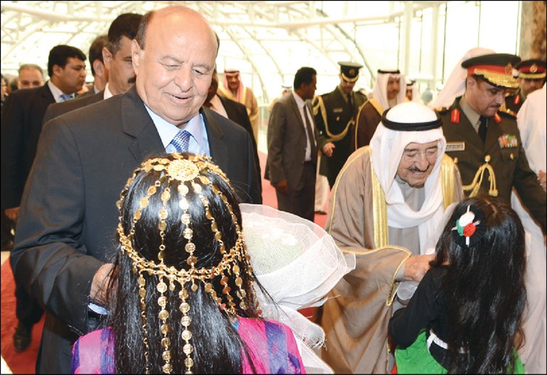 صاحب السمو الامير الشيخ صباح الاحمد وعبدربه منصور هادي يتلقيان باقتين من الورود لدى وصول الرئيس اليمني الى البلاد امس