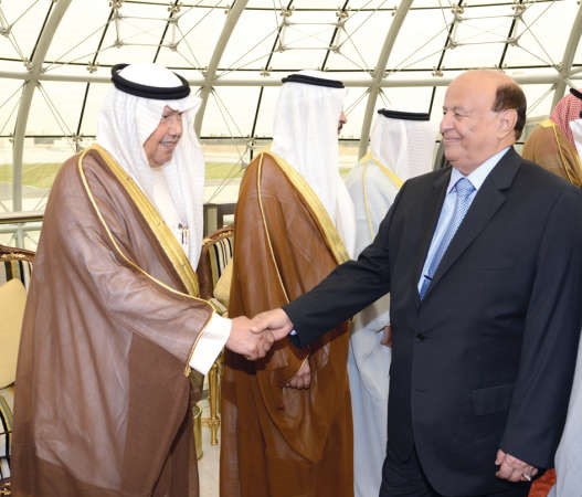 الرئيس اليمني مصافحا السفير احمد فهد الفهد 