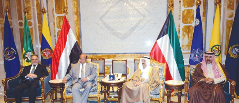 صاحب السمو الامير الشيخ صباح الاحمد خلال المباحثات مع الرئيس اليمني بحضور سمو ولي العهد الشيخ نواف الاحمد وعبدالملك المخلافي 