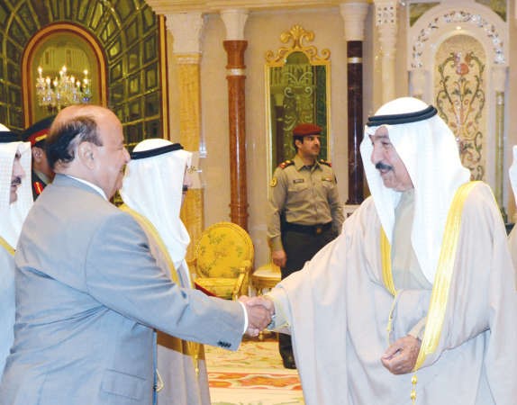 الشيخ جابر العبدالله مصافحا الرئيس اليمني 