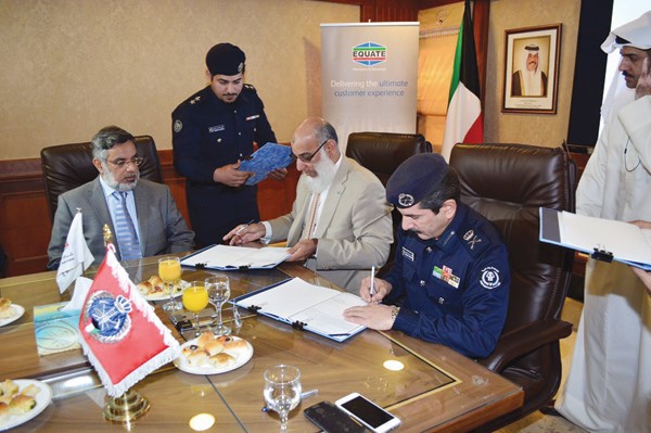 اللواء المكراد ومحمد حسين يوقعان البروتوكول 