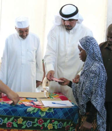 سفيرنا لدى تنزانيا جاسم الناجم خلال جولة تفقدية على المشاريع الخيرية﻿