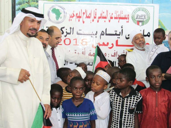الناجم مع عدد من الاطفال التنزانيين﻿