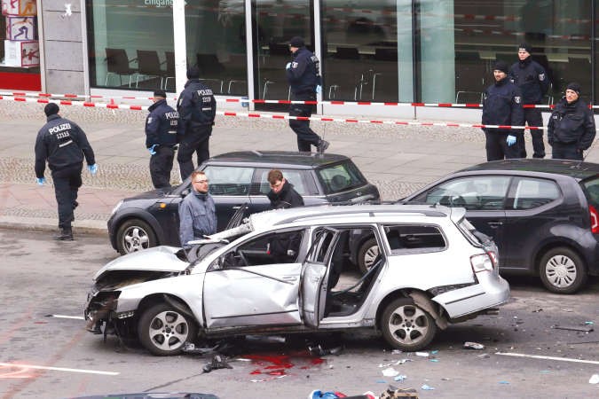 السيارة التي استهدفتها العبوة الناسفة وتبدو دماء القتيلرويترز