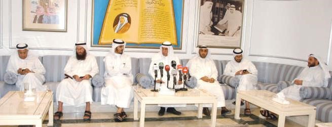 احمد السعدون متوسطا دمحمد الكندري وعبداللطيف العميري ومحمد الدلال وبدر الداهوم وخالد السلطان ومحمد الخليفة