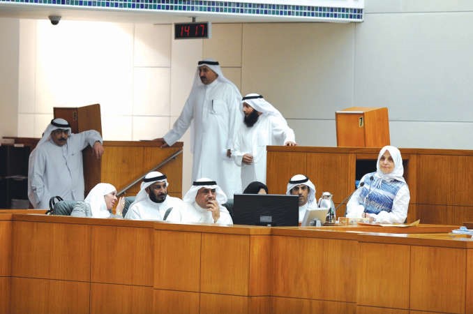 هند الصبيح واركان وزارتها خلال مناقشة قانون المسنين
