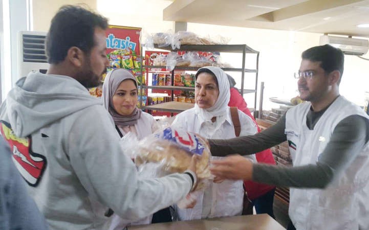  توزيع الخبز لمساعدة الاسر السورية في لبنان ﻿