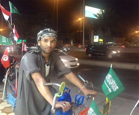 مصري يطوف شوارع جدة بدراجة مزينة بأعلام دول “رعد الشمال” والمارة يلتقطون الصور معه
