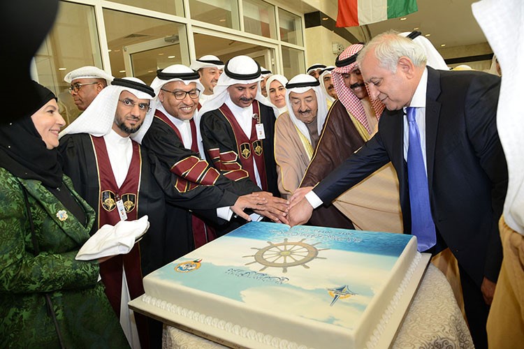 صاحب السمو الامير الشيخ صباح الاحمد وسمو ولي العهد الشيخ نواف الاحمد ووزير التربية د بدر العيسى ومدير الهيئة العامة للتعليم التطبيقي داحمد الاثري يقطعون كيكة الاحتفال