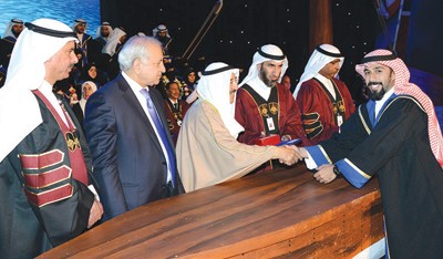 تكريم احد الخريجين