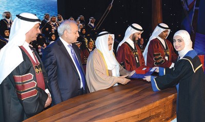 صاحب السمو مكرما احدى الخريجات