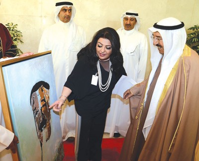 صاحب السمو الامير يطلع على لوحة لسموه