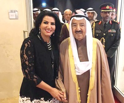 صاحب السمو الامير الشيخ صباح الاحمد مع مسؤولة العلاقات العامة في الهيئة فاطمة العازمي