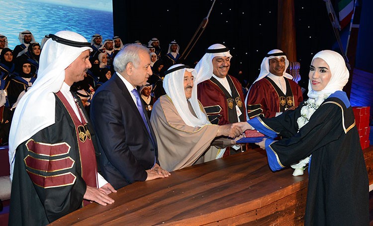 صاحب السمو مكرما احدى الخريجات