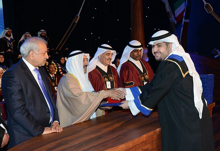 تكريم احد الخريجين