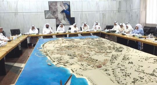 مانع العجمي مترئسا اجتماع لجنة الاحمدي﻿