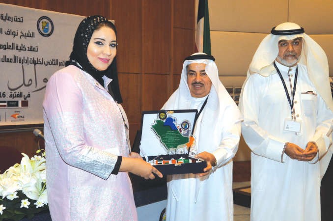 الزميلة الاء خليفة تتسلم تكريم الانباء﻿