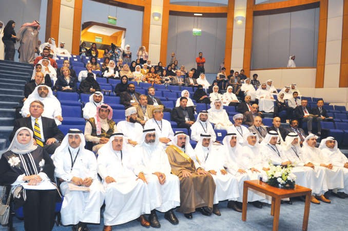 مدير جامعة الكويت دحسين الانصاري ودجاسم المضف في مقدمة الحضور	 قاسم باشا﻿