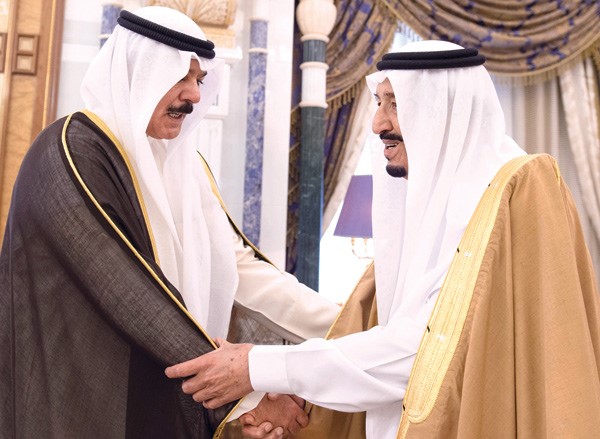 خادم الحرمين الشريفين الملك سلمان بن عبدالعزيز مستقبلا الشيخ محمد الخالد