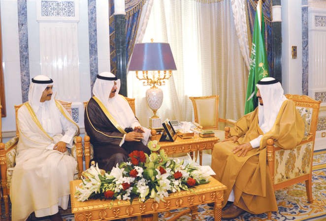 خادم الحرمين الملك سلمان بن عبدالعزيز مستقبلا الشيخ محمد الخالد والشيخ ثامر الجابر