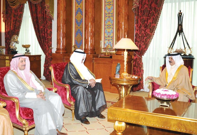 جانب من لقاء الملك حمد بن عيسى مع الشيخ محمد الخالد بحضور الشيخ عزام الصباح