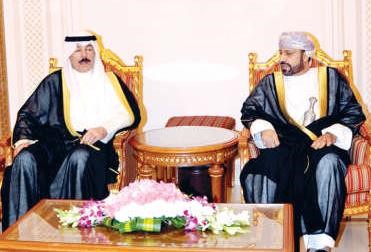 الشيخ محمد الخالد اثناء وصوله سلطنة عمان الشقيقة وفي استقبالهوزير الداخلية حمود البوسعيدي