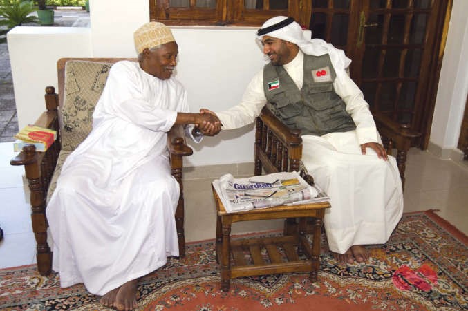رئيس مكتب شرق افريقيا عبدالعزيز الكندري مع الرئيس التنزاني السابق