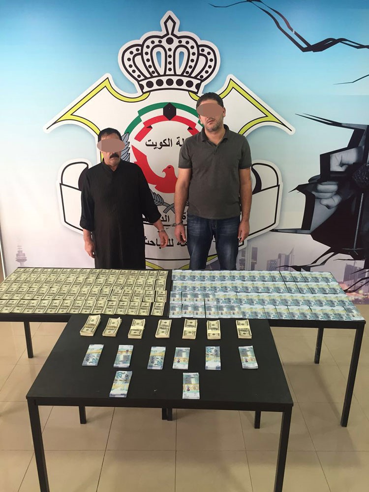 ضبط سوريين قبل ضخ 70 ألف دولار و10 آلاف دينار مزيفه إلى السوق المحلي