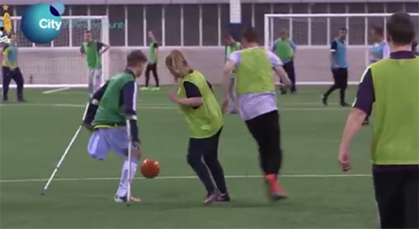 بالفيديو.. لاعب مانشستر سيتي يبهر متابعيه بقدم واحدة! 
