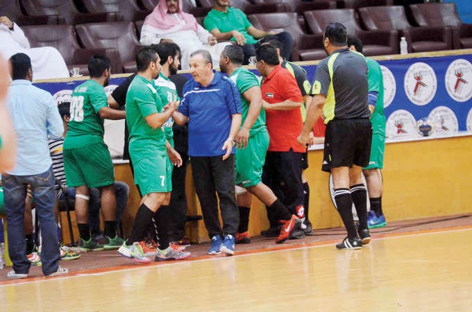 المدرب الجزائري ليد العربي المقال كمال مادون مع اللاعبين قبل اقالته ﻿